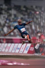 Ronan Pallier lors de la finale du saut en longueur T11 des Jeux Paralympiques de Tokyo 2020