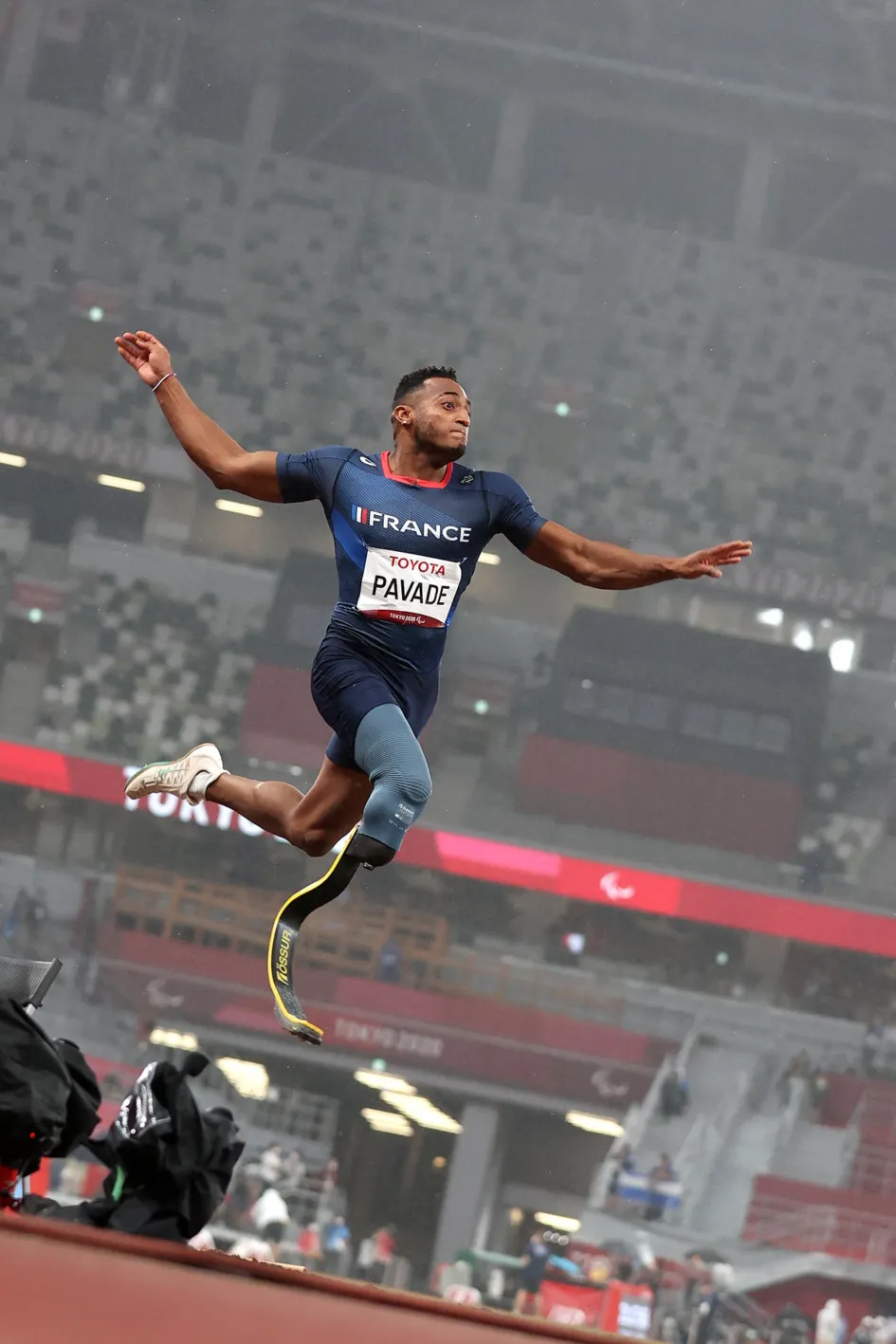 Dimitri Pavadé lors de la finale du saut en longueur T64 aux Jeux Paralympiques de Tokyo 2020