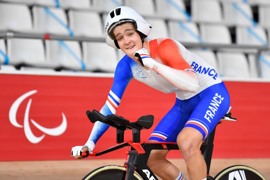 Alexandre Léauté sur le vélodrome du Tokyo aux Jeux Paralympiques