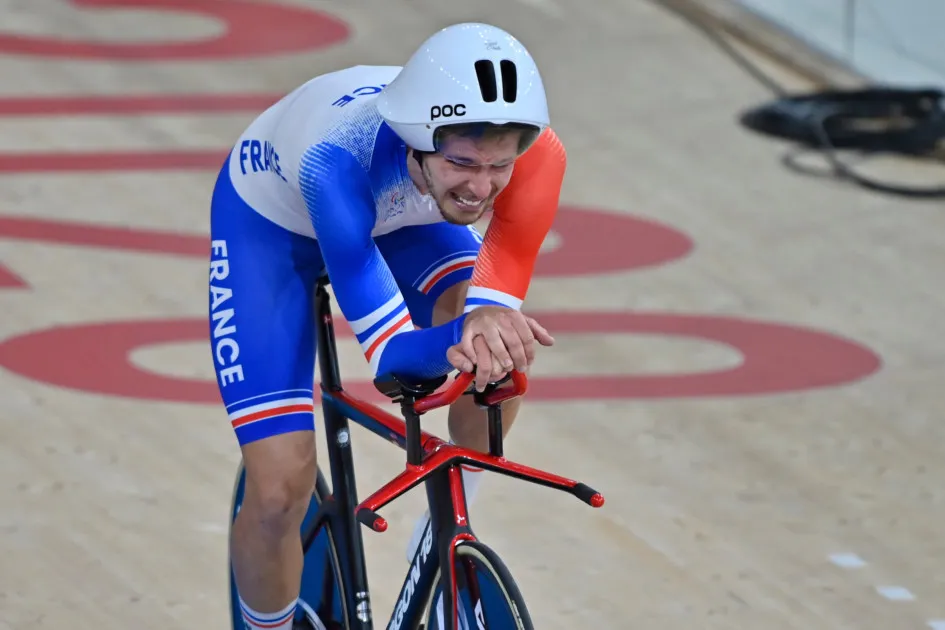 Dorian Foulon sur la piste du vélodrome lors des Jeux Paralympiques de Tokyo 2020