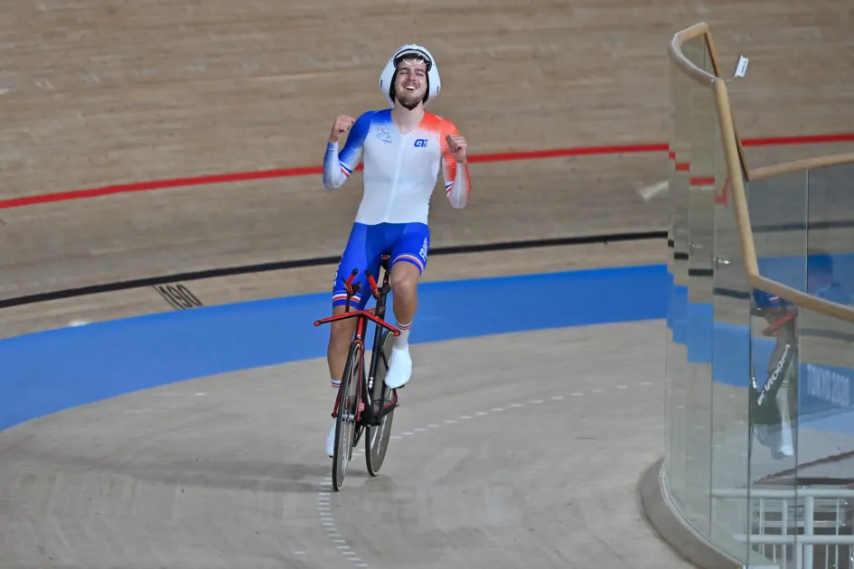 Dorian Foulon sur la piste du vélodrome lors des Jeux Paralympiques de Tokyo 2020