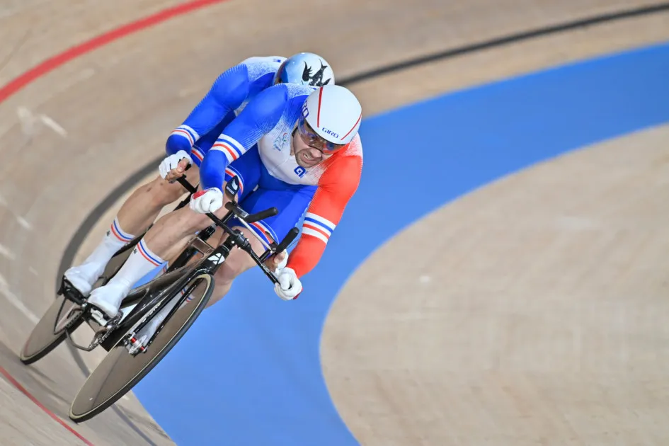Raphaël Beaugillet et François Pervis sur la piste du vélodrome lors des Jeux Paralympiques de Tokyo