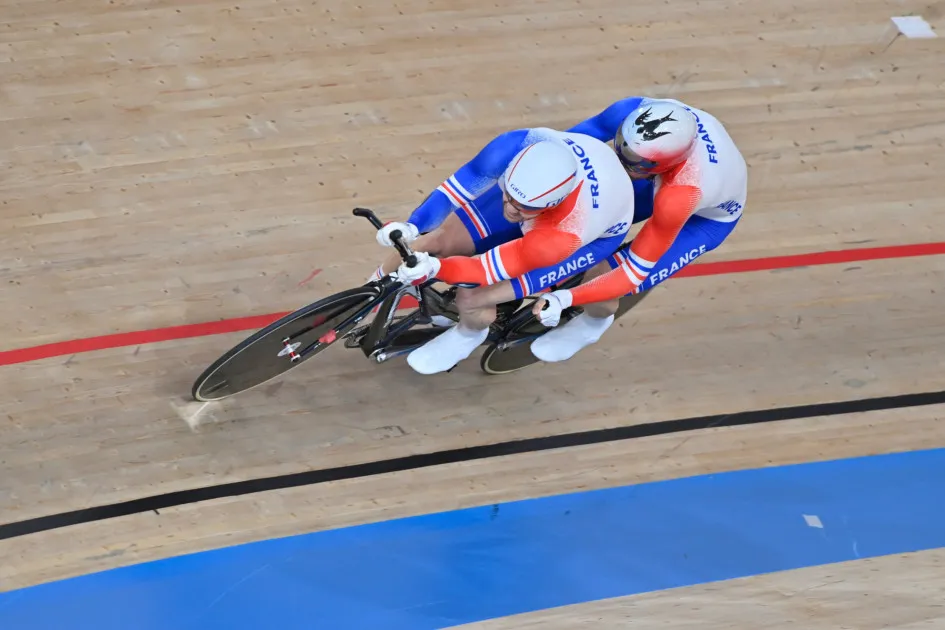 Raphaël Beaugillet et François Pervis sur la piste du vélodrome lors des Jeux Paralympiques de Tokyo