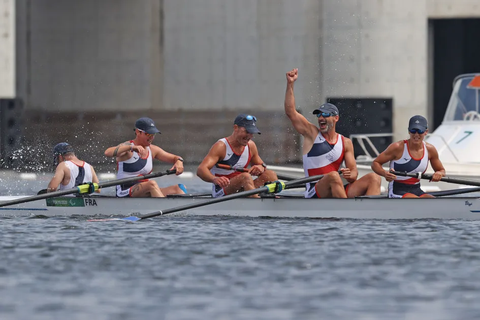 Le 4 barré français sur le plan d'eau de Tokyo lors des Jeux Paralympiques