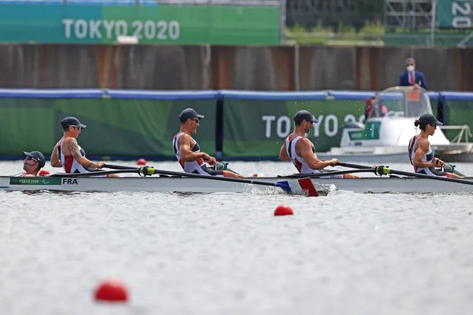 Le 4 barré français sur le plan d'eau de Tokyo lors des Jeux Paralympiques