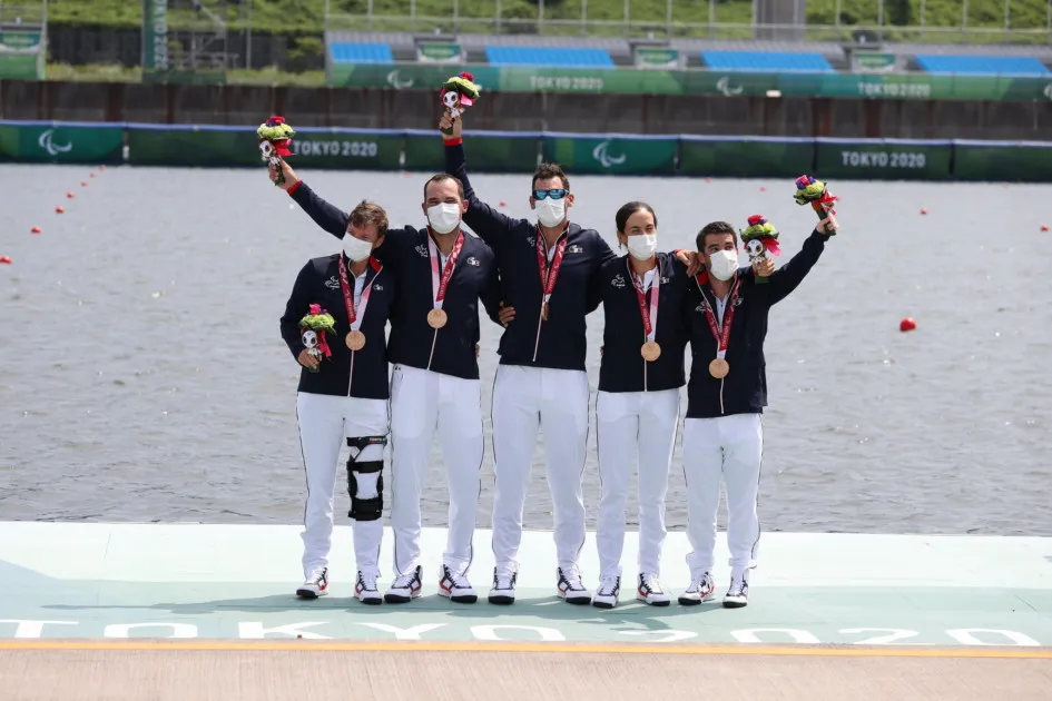 Le 4 barré français sur le podium d'eau de Tokyo lors des Jeux Paralympiques