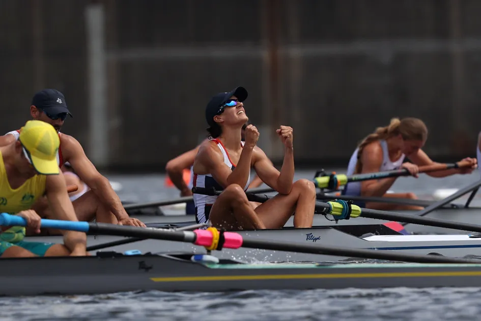 Le 4 barré français sur le plan d'eau de Tokyo lors des Jeux Paralympiques