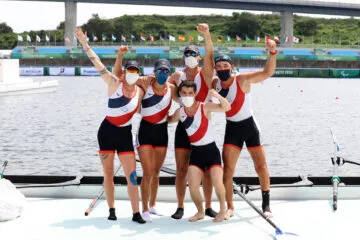 Le 4 barré français sur le plan d'eau de Tokyo lors des Jeux Paralympiques