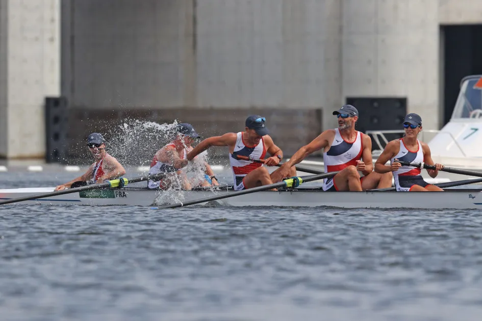 Le 4 barré français sur le plan d'eau de Tokyo lors des Jeux Paralympiques