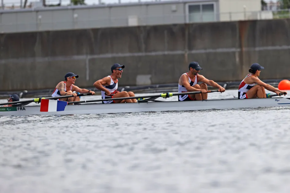Le 4 barré français sur le plan d'eau de Tokyo lors des Jeux Paralympiques