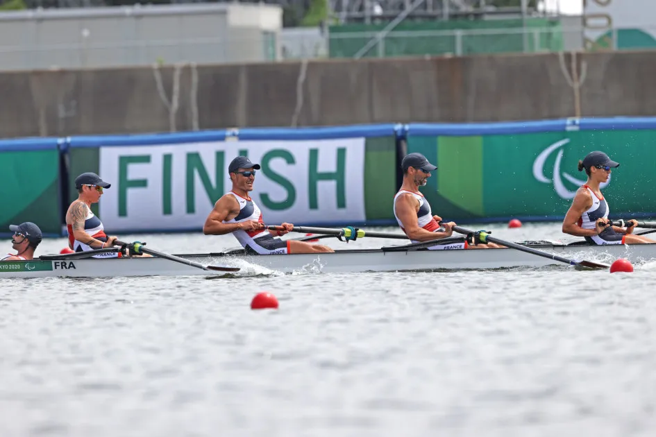 Le 4 barré français sur le plan d'eau de Tokyo lors des Jeux Paralympiques