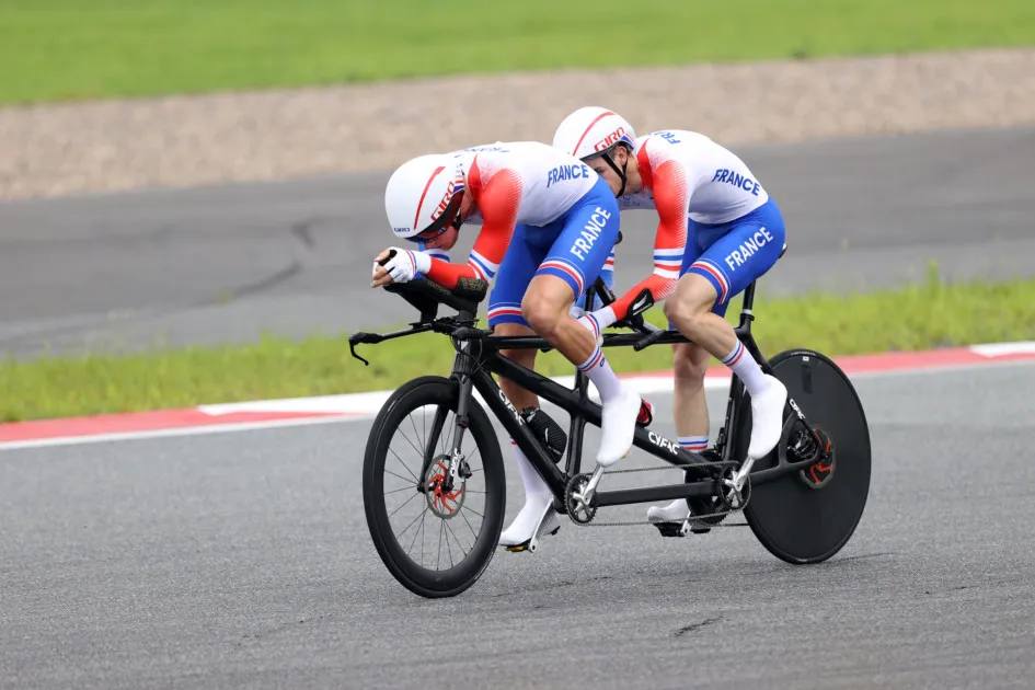 Alexandre Lloveras et Corentin Ermenault lors du contre la montre aux Jeux Paralympiques de Tokyo 2020