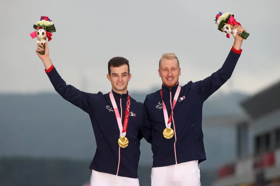 Alexandre Lloveras et Corentin Ermenault sur le podium des Jeux Paralympiques de Tokyo 2020