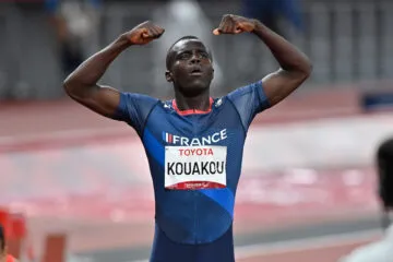 Charles-Antoine Kouakou sur la piste du stade olympique de Tokyo lors des Jeux Paralympiques