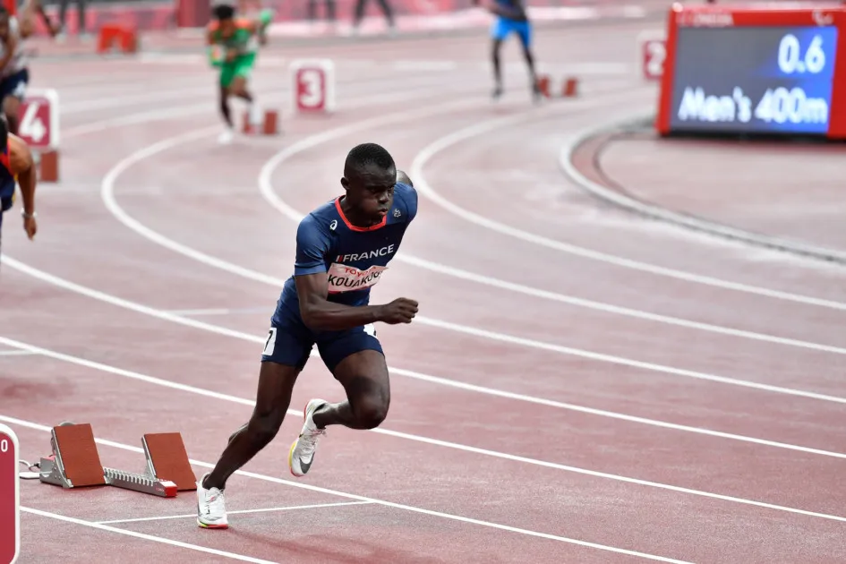 Charles-Antoine Kouakou sur la piste du stade olympique de Tokyo lors des Jeux Paralympiques
