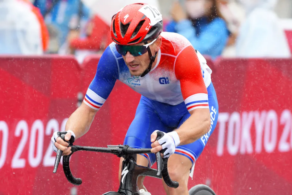 Kevin Le Cunff passant la ligne du circuit des Jeux Paralympiques de Tokyo 2020
