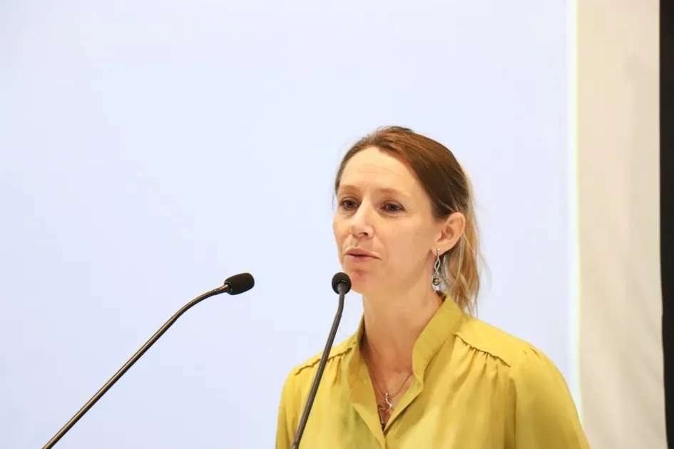 Marie-Amélie Le Fur au micro lors de l'assemblée générale du CPSF