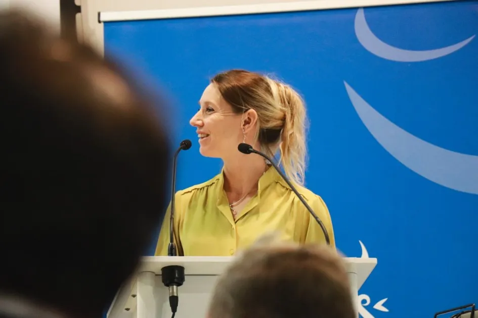 Marie-Amélie Le Fur au micro lors de l'assemblée générale du CPSF