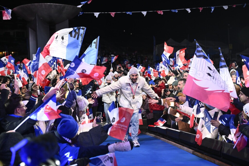 Le drapeau paralympique de retour en France : l’Equipe de France célébrée à Chamrousse